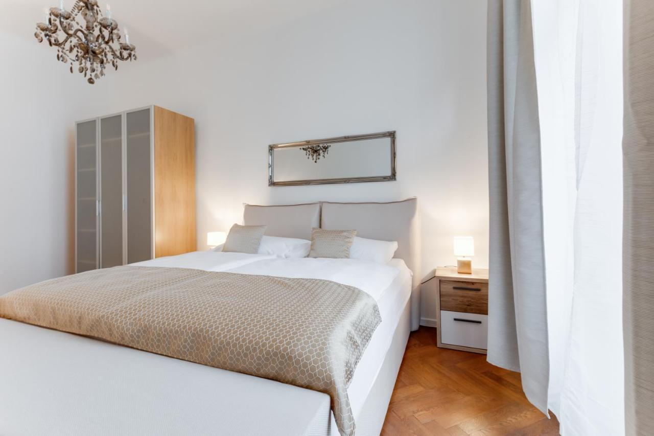 Luxury Riverside In The Center Of * Praha